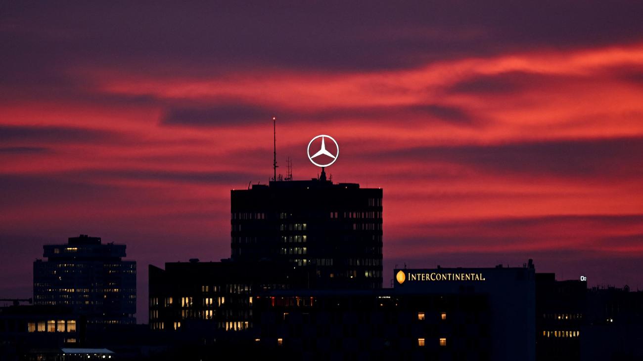 Auto industry: Mercedes-Benz profits fall by half