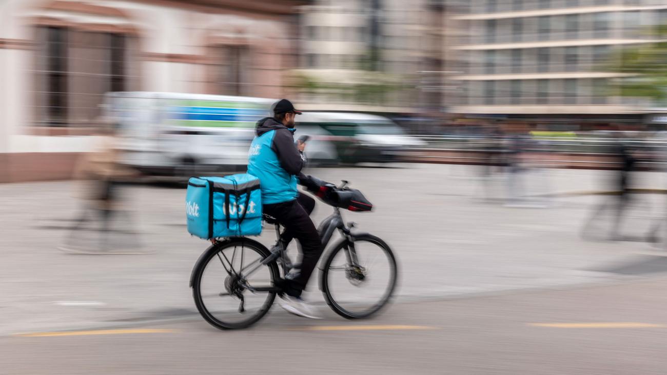 Courier drivers for delivery services: Come to Germany to study, they said